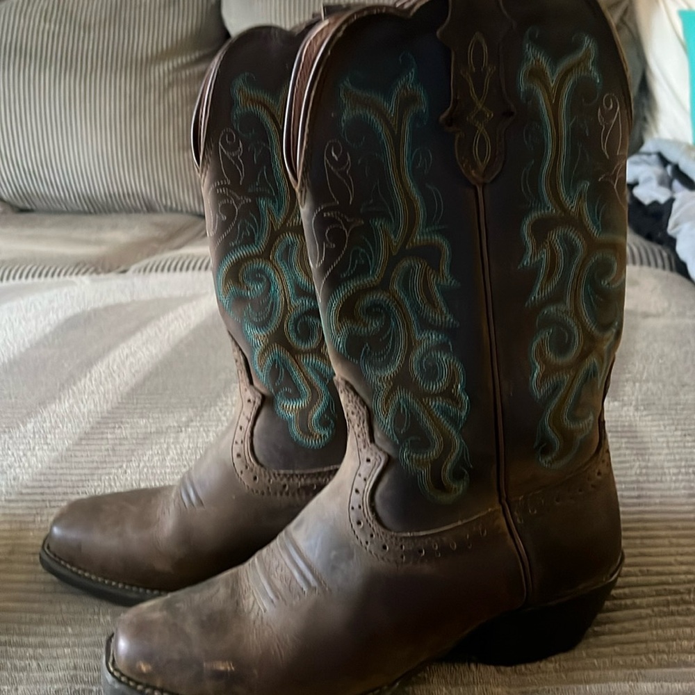 Justin Stampede cowgirl boots w/ turquoise stitching